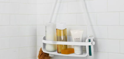 bílé závěsné police