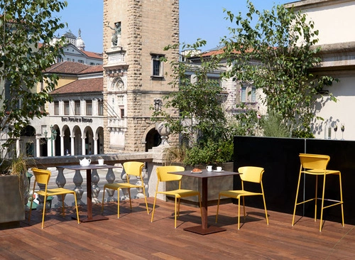 Barová židle s opěrkou Lisa 75 cm žlutá moderní do kuchyně a k ostrůvku, kovová, stohovatelná SCAB Design