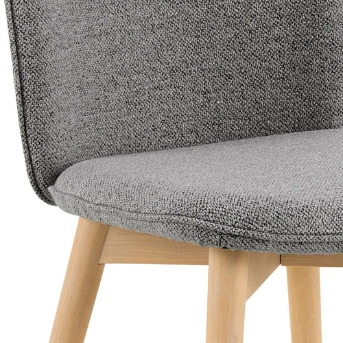 Čalouněná židle Cindy šedá Actona do jídelny a obýváku skandinávský styl s dřevem