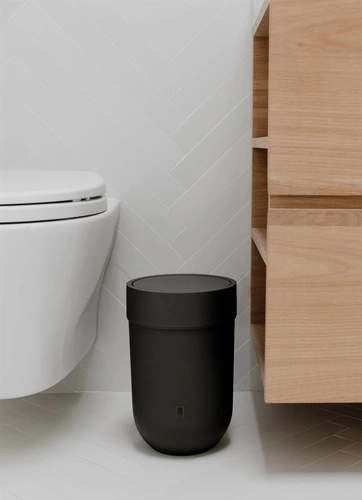 Koupelnový odpadkový koš Umbra Touch černý moderní s víkem 6 l