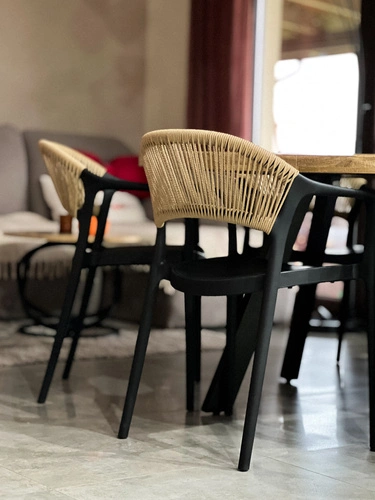 Jídelní židle Osma Intesi černá, polypropylen, stohovatelná, snadné čištění, s područkami