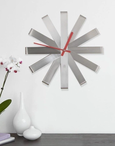 Moderní nástěnné hodiny Umbra Ribbon stříbrné 30 cm tiché do obýváku nebo ložnice