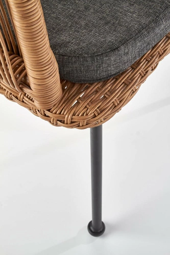 Ratanová jídelní židle Raffu s područkami a šedým polštářem na kovových nohách