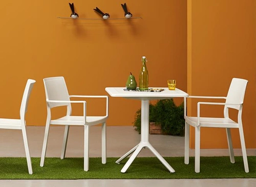 Zahradní židle Kate SCAB Design bílá z plastu stohovatelná s područkami snadné čištění
