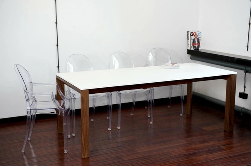 Průhledná židle Royal D2.DESIGN s područkami ve stylu Ludvíka do jídelny a obývacího pokoje