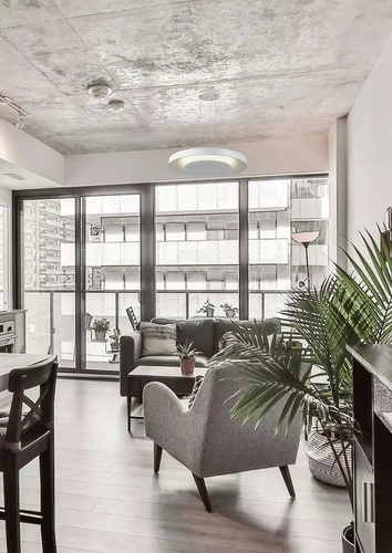 Závěsné LED svítidlo Futuro no.1 bílé moderní s nastavitelnou výškou do obývacího pokoje ALTAVOLA DESIGN