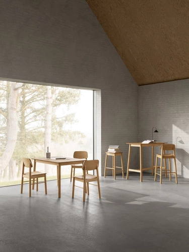 Jídelní židle z masivu Barlow dub přírodní Actona skandinávský minimalistický styl