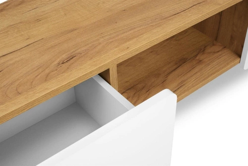 Bílá TV komoda s dubovými nohami Lett 135 cm skandinávská se zásuvkami do obýváku SKANDICA