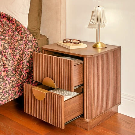 Noční stolek Atmosphera Wany 45 cm ořechový, 2 zásuvky, japandi/boho styl, elegantní frézované čelo