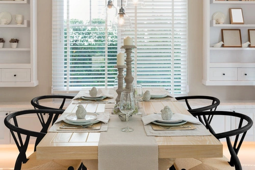 Dřevěná jídelní židle Wicker v boho stylu s područkami inspirovaná Wishbone černá