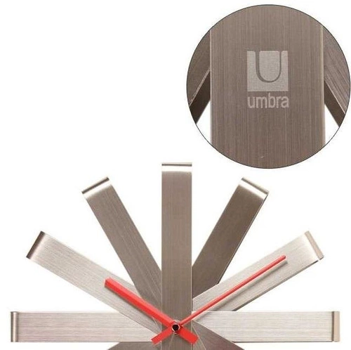 Moderní nástěnné hodiny Umbra Ribbon stříbrné 30 cm tiché do obýváku nebo ložnice