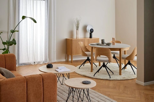 Otočená čalouněná židle Lucy skandinávská béžová dubová jídelní moderní Actona