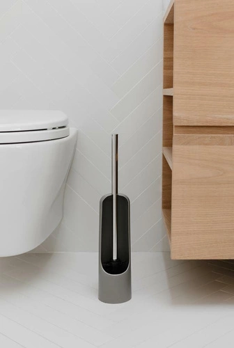 Moderní šedý stojanový WC kartáč do koupelny Umbra minimalistický