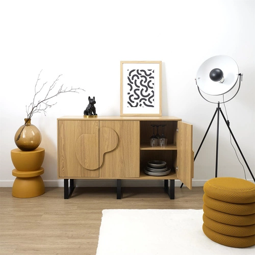 Komoda Calypso dub artisan s dekorativními čely na černých nohách 120 cm do boho obýváku