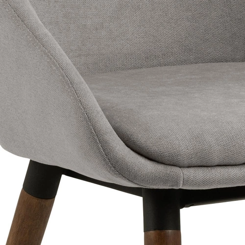 Čalouněná židle Nils Actona šedá skandinávská s područkami do jídelny a obýváku