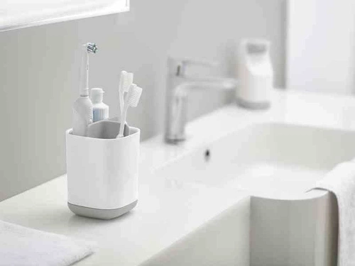 Plastový moderní bílý kelímek na zubní kartáčky Joseph Joseph JJ do koupelny