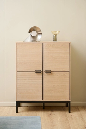 Vysoká komoda Kensington bělený dub moderní na nožkách do obýváku a ložnice Actona