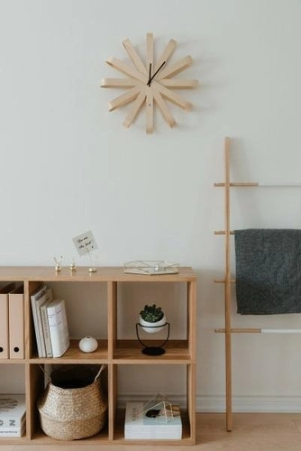 Nástěnné hodiny boho Umbra Ribon zlaté 51 cm moderní hodiny do obýváku nebo ložnice