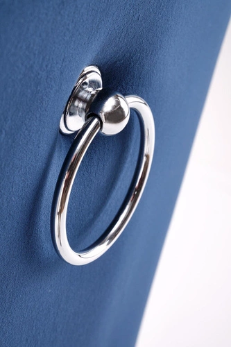 Jídelní židle Charlotte Intesi čalouněná sametem v námořnické modři s dřevěnými nohami glamour