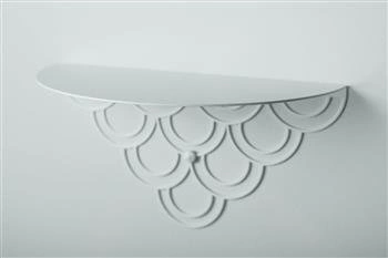 Moderní bílá kovová nástěnná police Husk POLYHEDRA do obýváku na knihy 37 cm