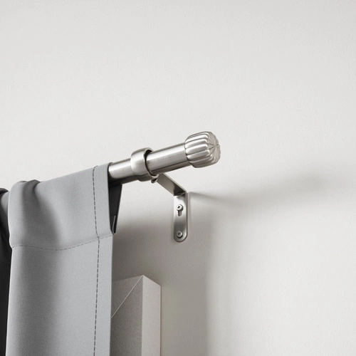 Jednoduchá stříbrná nastavitelná garnýž Cleo Umbra do obýváku a kuchyně 168–305 cm