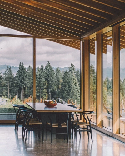 Dřevěná jídelní židle Wicker v boho stylu s područkami inspirovaná Wishbone černá