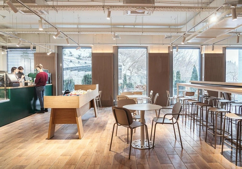 Kovová barová stolička Trick 75 cm šedá moderní bez opěrky do kuchyně a k ostrůvku SCAB Design