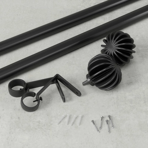 Jednoduchá garnýž Umbra Finn černá matná, moderní, nastavitelná do obýváku a ložnice 107–305 cm