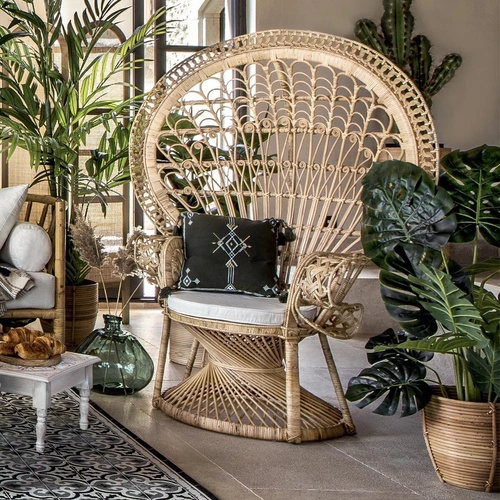 Ratanové křeslo Takta boho do obýváku s područkami a bílým polštářem Atmosphera