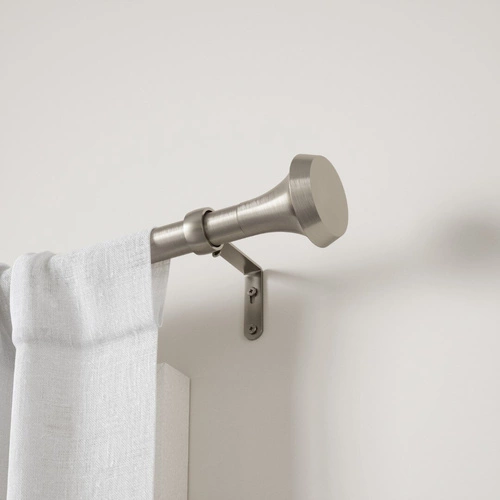 Jednoduchá garnýž Umbra Ella moderní stříbrná nastavitelná do obýváku 92–183 cm