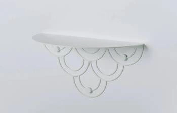 Bílá kovová nástěnná police Husk POLYHEDRA moderní do obýváku a kuchyně 28 cm