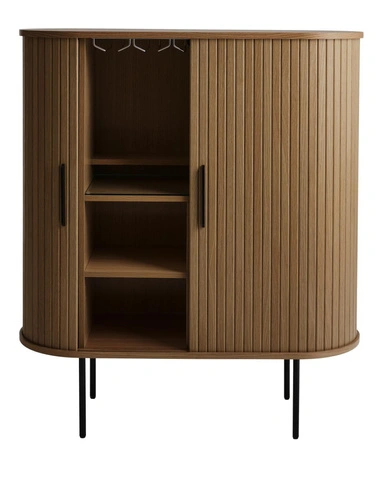 Vysoká komoda Nola s drážkováním z kouřového dubu na nožkách do obýváku