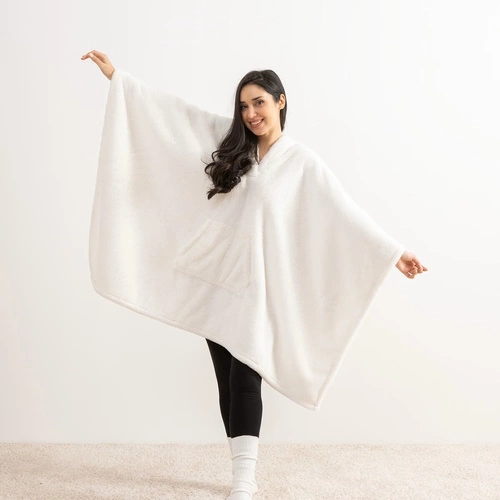 Teplá bílá fleecová deka s rukávy na pohovku Atmosphera Aksel