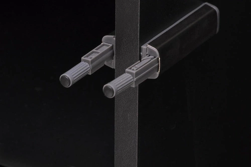 Moderní šatní skříň Nihala dub artisan černá s policemi do ložnice hloubka 53 cm