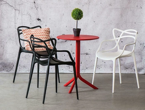 Bílá jídelní židle Lexi inspirovaná Master, moderní stohovatelná s područkami