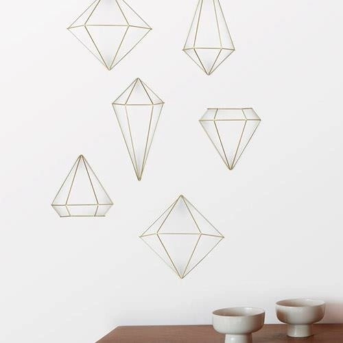 Kovová nástěnná dekorace Prisma Brass Umbra geometrická zlatá dekorace do obývacího pokoje