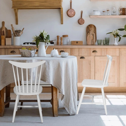 Dřevěná jídelní židle Gant bílá ve skandinávském retro stylu patičák Intesi