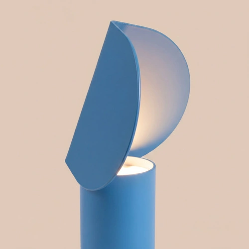 Stolní LED lampa BISCUIT značky Thoro Lighting v modré barvě
