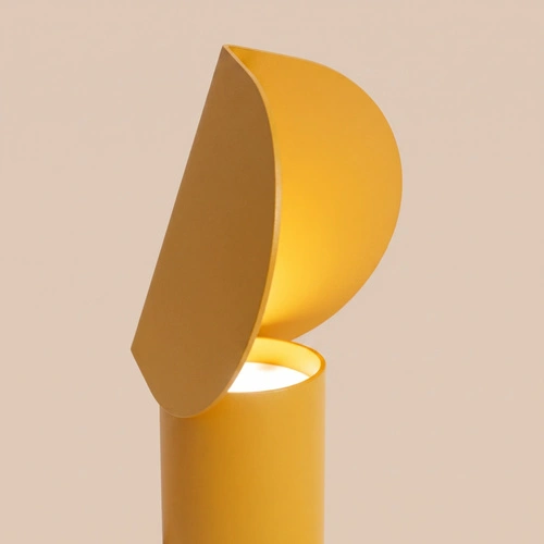 Stolní LED lampa BISCUIT značky Thoro Lighting v žluté barvě 13 × 12