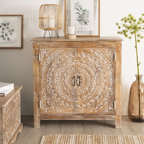 Dřevěná komoda Shirel z manga na nožkách s frézovanými dvířky do obýváku Atmosphera 90 cm