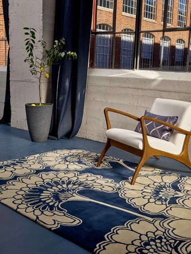 Vlněný koberec do obýváku Japanese Floral Midnight 120x180 cm tmavě modrý moderní glamour