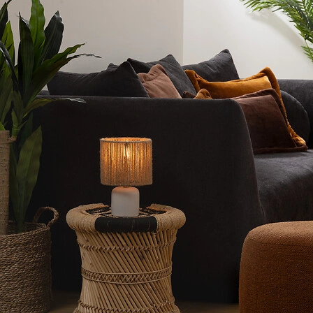 Noční lampička Koby bílá boho do ložnice s přírodním stínidlem