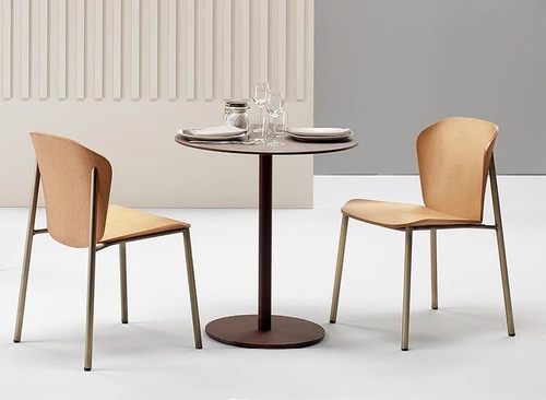 Jídelní židle Finn SCAB Design moderní dřevěná zelená se zlatými nohami stohovatelná