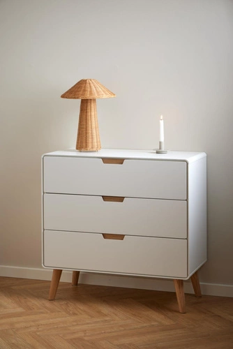 Bílá komoda se zásuvkami Lowell Actona 80 cm skandinávská na dubových nožkách do obýváku