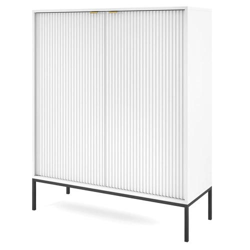 Vysoká bílá komoda s drážkováním na nožkách 104 cm moderní do obýváku Intesi