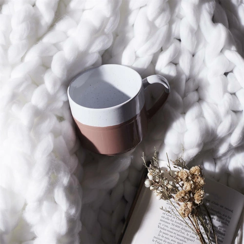 Keramický hrnek Jumelle růžový 330 ml na kávu a čaj ve stylu japandi Intesi