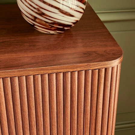 Komoda Wany Atmosphera hnědá japandi s frézovanými čely do obýváku a ložnice 80 cm