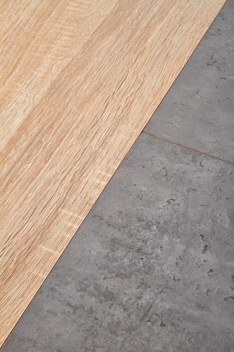 Rozkládací jídelní stůl Bonal dub sonoma moderní s černými nohami 120–160 cm Intesi