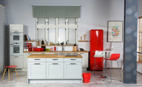 Černá moderní stolička do předsíně s dřevěnými nohami Pixel Simplet Intesi