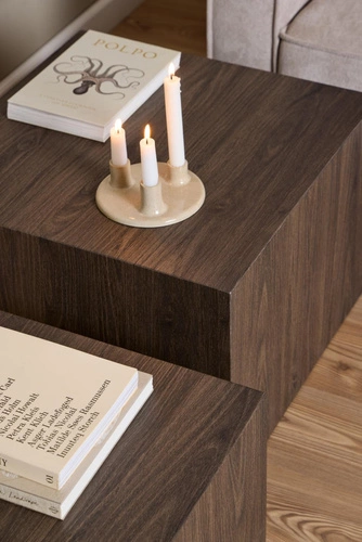 Sada 2 čtvercových konferenčních stolků Dice v kouřovém loftovém jasanu do obýváku Actona